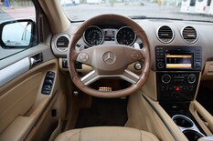 Mercedes-Benz ML 63 AMG ML 63 AMG Farmari (AC) 4ov 6208cm3 A, vm. 2010, 197 tkm (15 / 27)