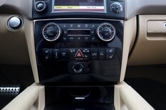 Mercedes-Benz ML 63 AMG ML 63 AMG Farmari (AC) 4ov 6208cm3 A, vm. 2010, 197 tkm (19 / 27)