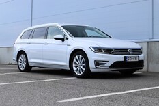 Volkswagen Passat Variant GTE Plug-In Hybrid 160 kW (218 hv) DSG-automaatti, vm. 2018, 108 tkm (3 / 23)