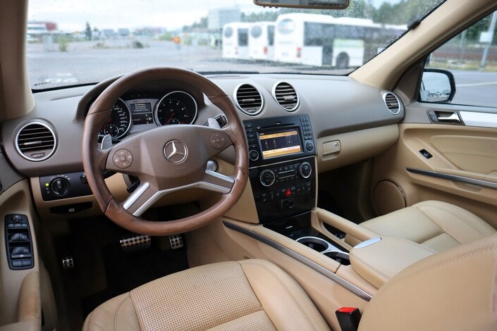 Mercedes-Benz ML 63 AMG ML 63 AMG Farmari (AC) 4ov 6208cm3 A, vm. 2010, 197 tkm (14 / 27)