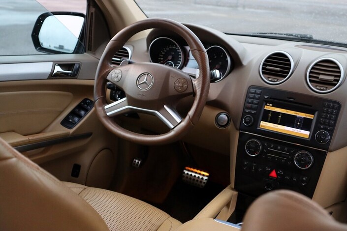 Mercedes-Benz ML 63 AMG ML 63 AMG Farmari (AC) 4ov 6208cm3 A, vm. 2010, 197 tkm (16 / 27)