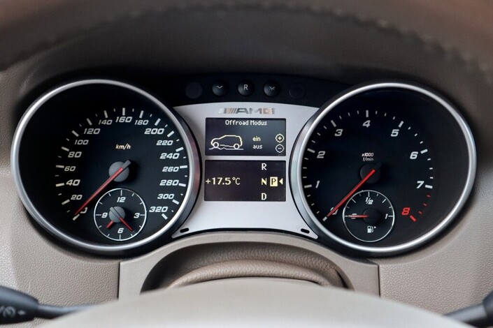 Mercedes-Benz ML 63 AMG ML 63 AMG Farmari (AC) 4ov 6208cm3 A, vm. 2010, 197 tkm (17 / 27)