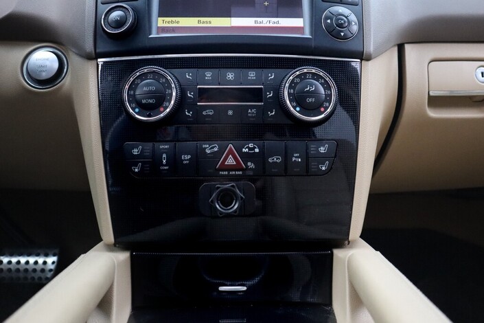 Mercedes-Benz ML 63 AMG ML 63 AMG Farmari (AC) 4ov 6208cm3 A, vm. 2010, 197 tkm (19 / 27)