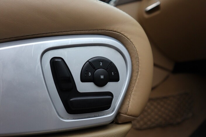 Mercedes-Benz ML 63 AMG ML 63 AMG Farmari (AC) 4ov 6208cm3 A, vm. 2010, 197 tkm (20 / 27)
