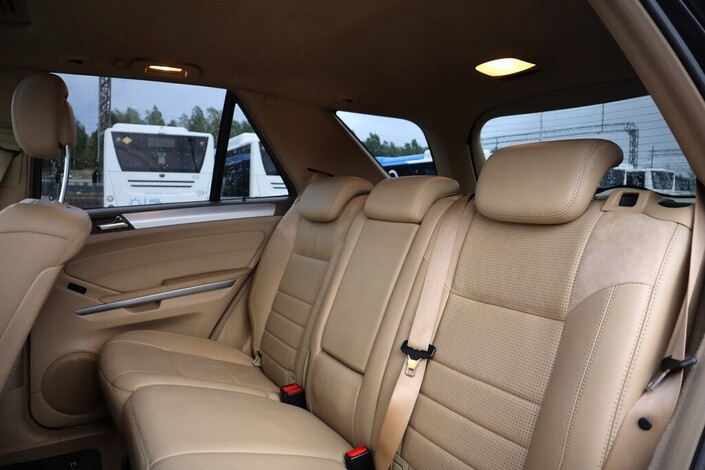 Mercedes-Benz ML 63 AMG ML 63 AMG Farmari (AC) 4ov 6208cm3 A, vm. 2010, 197 tkm (23 / 27)