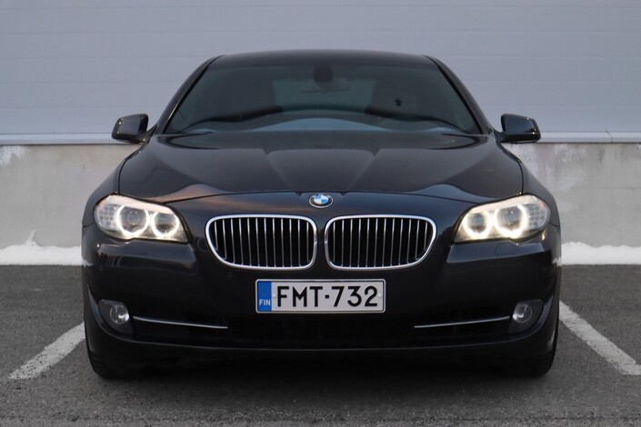 BMW 520 A F10 Sedan Business, vm. 2011, 261 tkm (2 / 9)