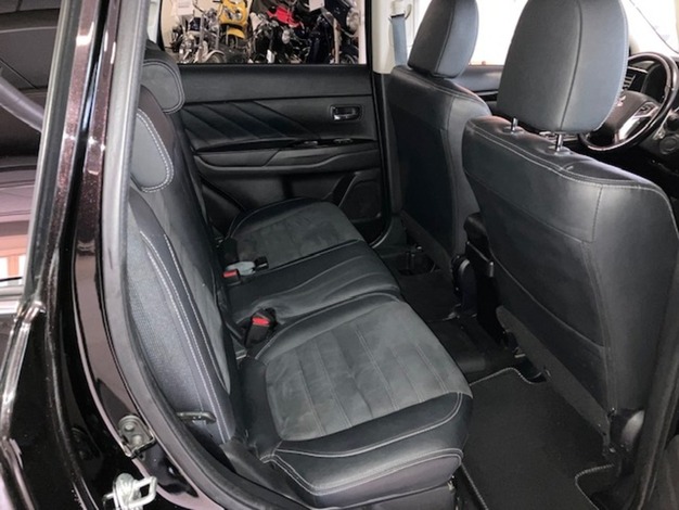 Mitsubishi Outlander PHEV EXE Navi 4WD 5P, vm. 2016, 131 tkm (4 / 13)