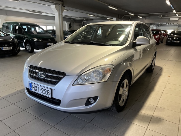 Kia cee'd 1,6 EX HB 5D A/T, vm. 2009, 133 tkm (1 / 12)