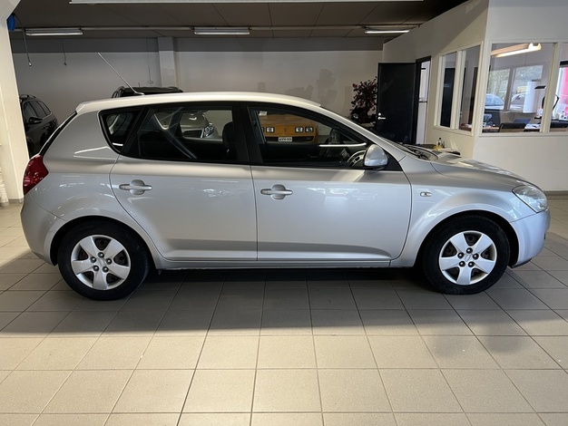 Kia cee'd 1,6 EX HB 5D A/T, vm. 2009, 133 tkm (3 / 12)