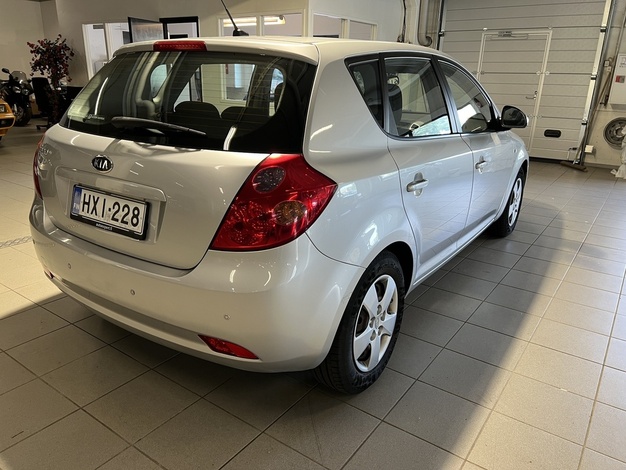 Kia cee'd 1,6 EX HB 5D A/T, vm. 2009, 133 tkm (4 / 12)