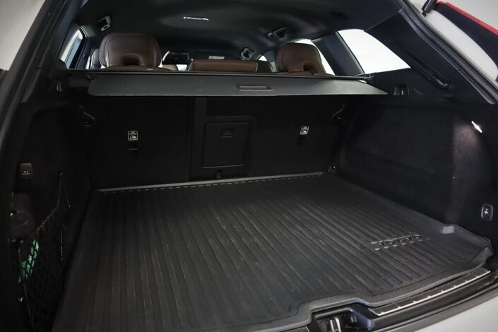 Volvo XC60 B4 AWD D-MHEV Business Inscription aut, vm. 2021, 139 tkm (22 / 25)