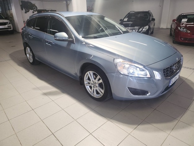 Volvo V60 2,0T Momentum aut, vm. 2011, 284 tkm (1 / 14)