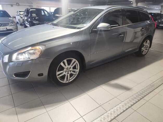 Volvo V60 2,0T Momentum aut, vm. 2011, 284 tkm (2 / 14)