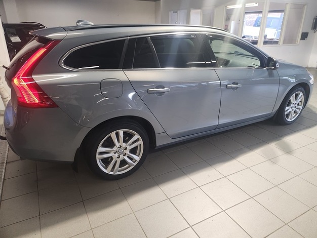 Volvo V60 2,0T Momentum aut, vm. 2011, 284 tkm (4 / 14)