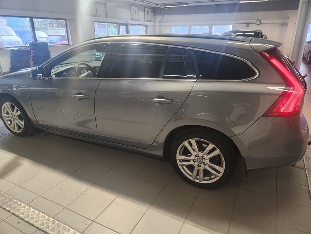 Volvo V60 2,0T Momentum aut, vm. 2011, 284 tkm (5 / 14)
