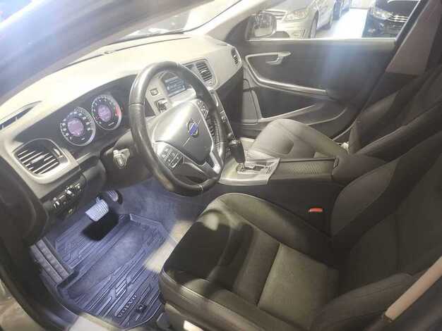 Volvo V60 2,0T Momentum aut, vm. 2011, 284 tkm (7 / 14)