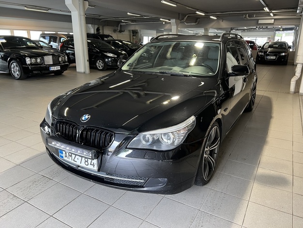 BMW 520 E61 Touring, vm. 2008, 345 tkm (1 / 12)