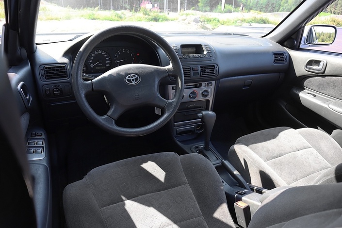 Toyota Corolla 1,6 VVT-i Linea Sol Liftback Aut., vm. 2001, 182 tkm (8 / 16)