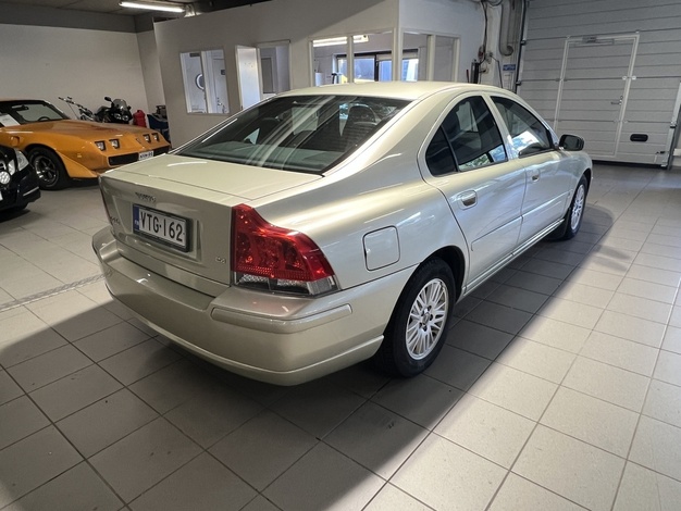 Volvo S60 2,4 170hv Momentum BUSINESS, vm. 2005, 420 tkm (4 / 12)