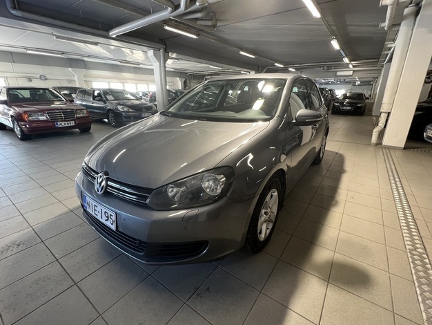 Volkswagen Golf Comfortline 1,4 TSI 90 kW 4-ovinen, vm. 2011, 101 tkm (1 / 14)
